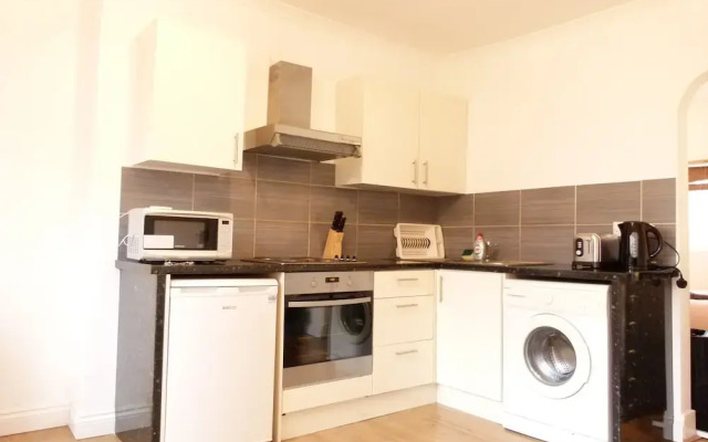 SS Property Hub - Family Apartment in Kensington