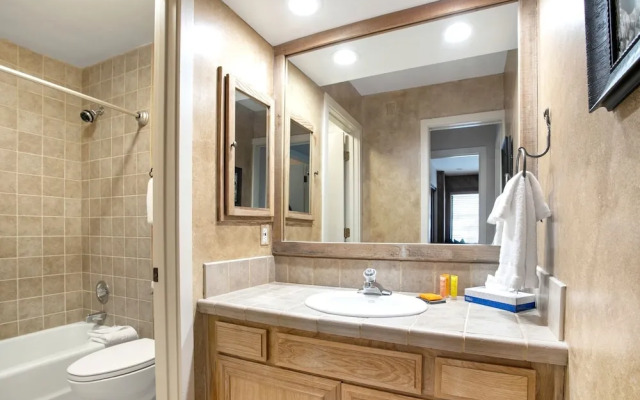 100 Ridgepoint 4 Bedroom Condo