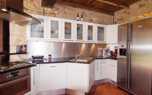 Warm Mansion with Swimming Pool in Sigoules France