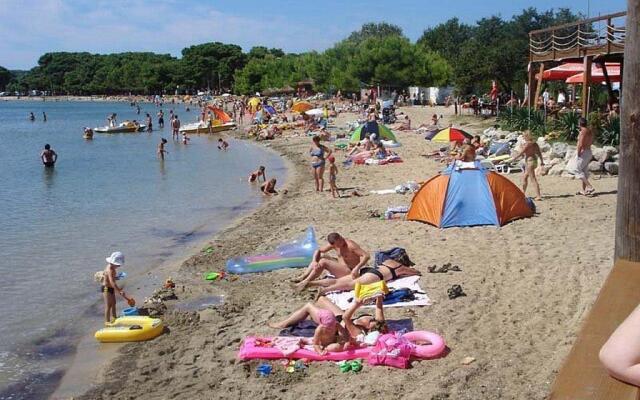 Apartments and rooms Eugenia