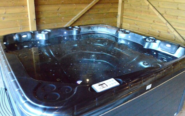 Lovely Holiday Home in Bastogne with Hot Tub