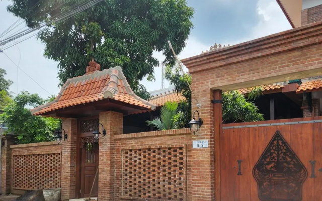 RedDoorz near Stasiun Sragen