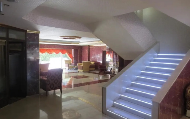 Eyna Hotel