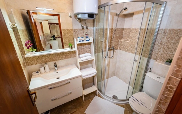 San - Comfortable and Great Location - A2