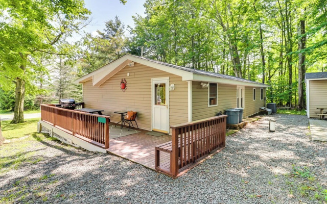 Walk to Beaches: Tree-lined Pocono Lake Retreat!