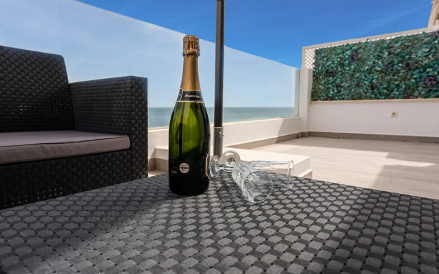Sea View Apartment 2 Min Walk From the Beach