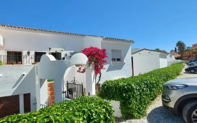 Refurbished 2-Bed Apartment in El Paraiso Alto