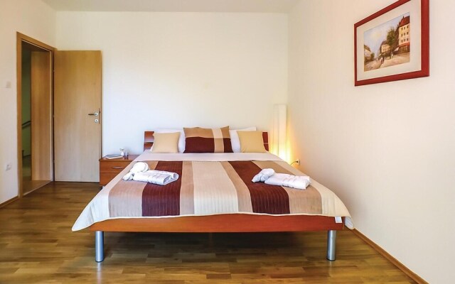Stunning Home in Bast With 4 Bedrooms, Jacuzzi and Wifi