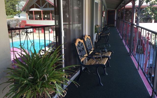Piazza's Pine Cone Inn