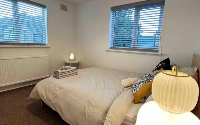 London Flat Next to Central Line Tube Station