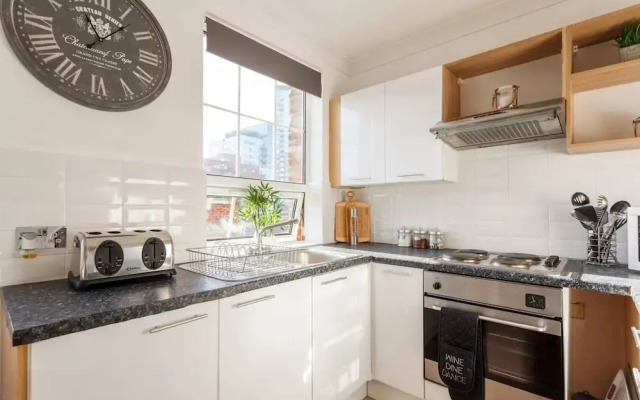 Modern Apartment - mins to Marina/Stadium/City Center