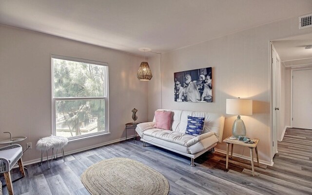 Cozy Isle 2 Bedroom Condo by RedAwning