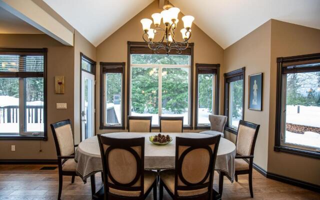 Mountain Gateway by Revelstoke Vacations