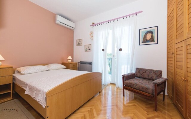 Stunning Home in Okrug Gornji With 4 Bedrooms, Internet and Outdoor Swimming Pool