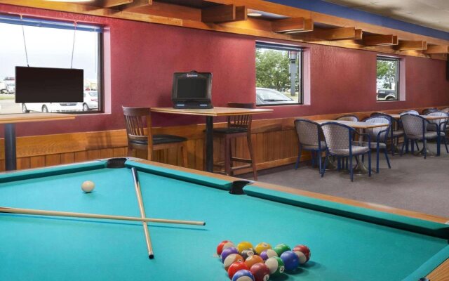 Travelodge Hanna Canada Grey