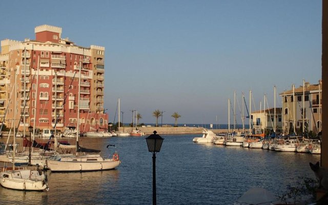 Valencia, Ideally Located 3Bed-2Bath Apart.Few Mints Walk From Beach,Pool,Shop.