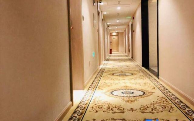 Vienna Hotel (Chongqing Yangjiaping Pedestrian Street Light Rail Station)