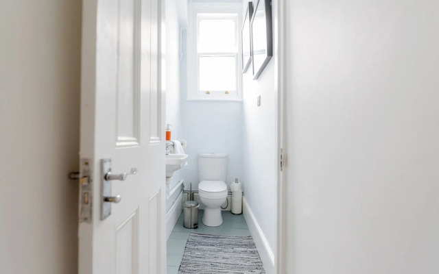 Earls Court Apartments by BaseToGo