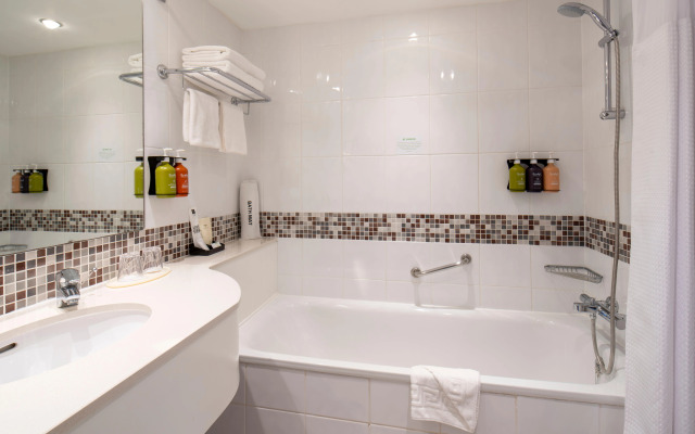 Holiday Inn London Brentford Lock by IHG