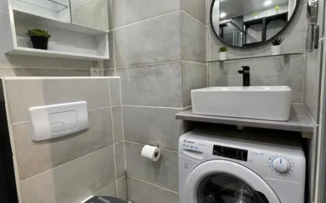 Studio vue port, belle terrasse, piscine