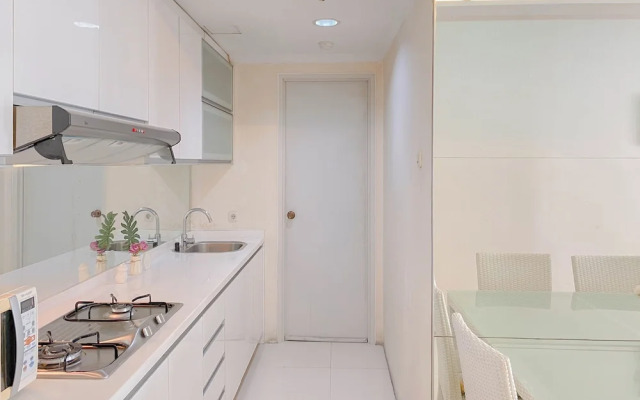 Strategic And Homey 2Br At Grand Palace Kemayoran Apartment