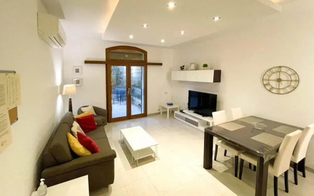 Peaceful Home With hot tub and 2 Communal Pools