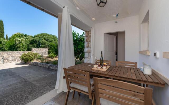 Apartment Near Old Town, FREE Parking & Huge Garden
