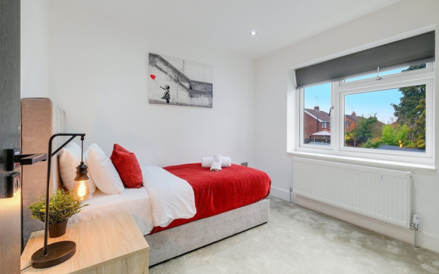 Stunning 5 Bedroom, 3 Bathroom Home in Windsor
