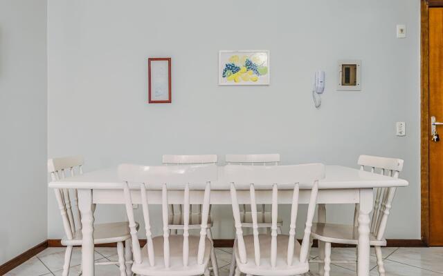 Apto c/varanda a 3min da praia de Bombas FDL103