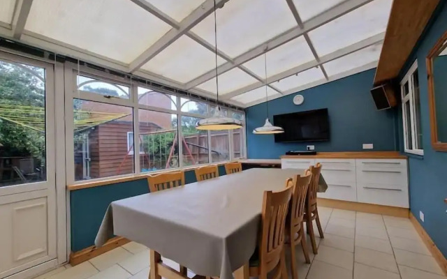 Spacious 6-bed house - 12 mins Gatwick