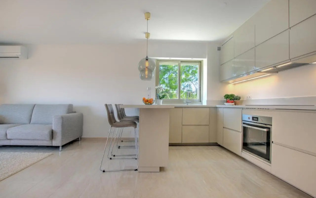 Modern Family Home 5 min to Beach +Pool +Garage