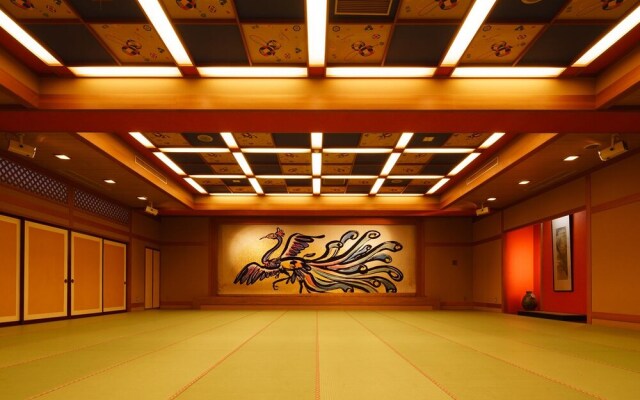 Hotel Hoho "A hotel overlooking the Echigo Plain and the Yahiko mountain range"