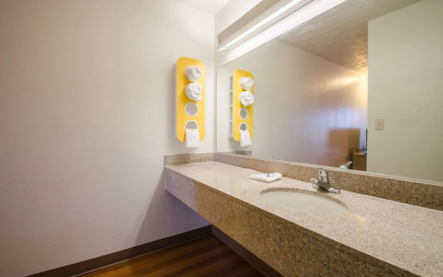 Motel 6 Commerce, GA