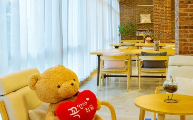 Zhigao Academy Homestay (Lingnan Normal University Chikan Old Street Scenic Area) – Hotel Rooms – Zhanjiang