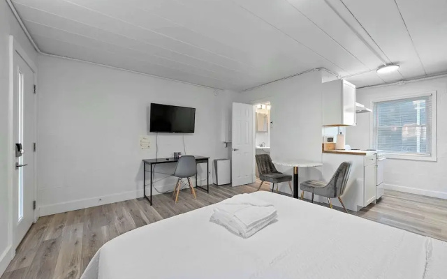 Chic City Retreat 93E