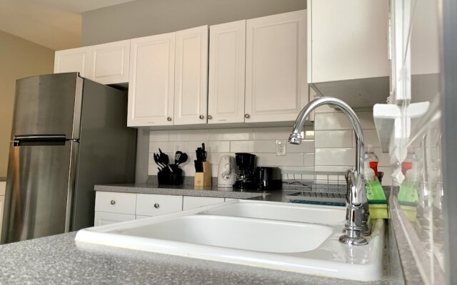 Texas Hold-em Duplex- 3BR Free Parking