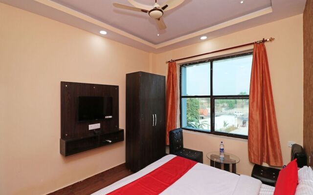 OYO 13483 Hotel Aradhya's