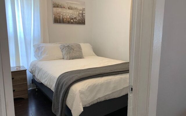 The Cottage! Chic Bungalow near Old Town Square!