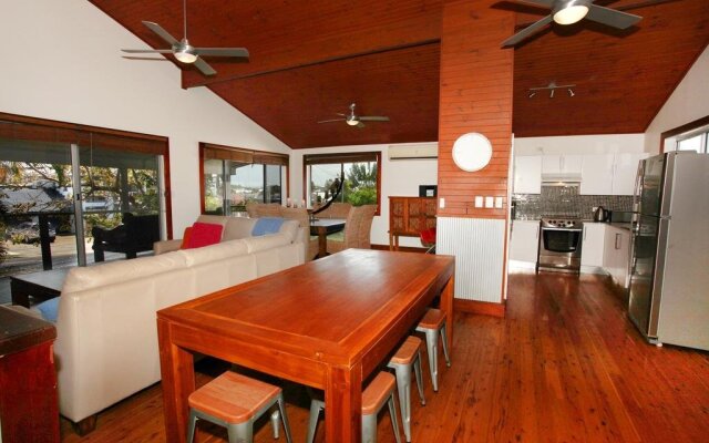 Mayfield 23 Holiday House