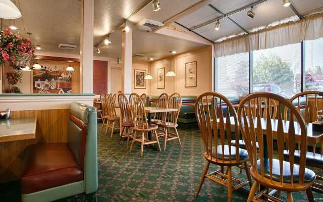 Econo Lodge Inn & Suites