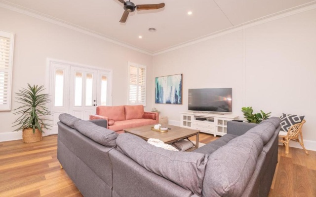 Dunkley House Bathurst Large CBD Heritage Home, Sleeps 10 – Guest Rooms – Bathurst