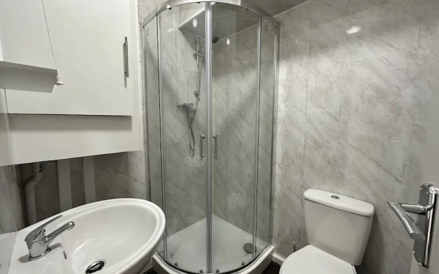 4 Bedroom House, 2 Bathroom-derby-close To Rolls Royce