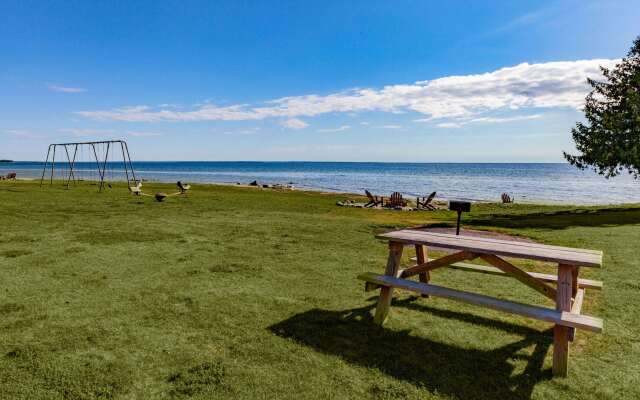 Days Inn & Suites by Wyndham St. Ignace Lakefront