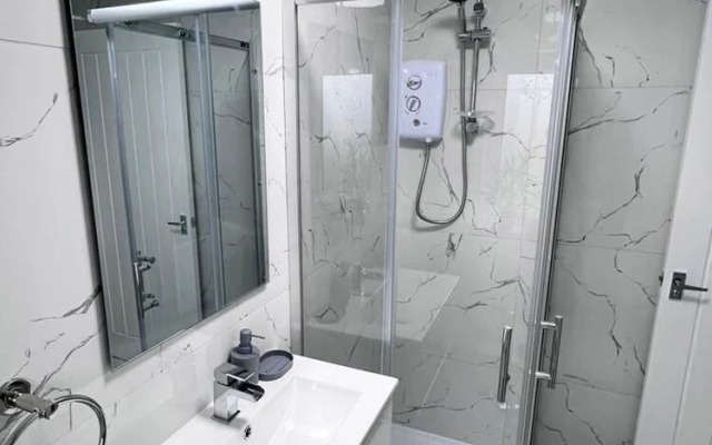 Luxury 2-bed Apartment Lindley Huddersfield