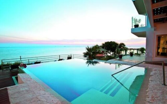 Cuxos Hotel Beachfront