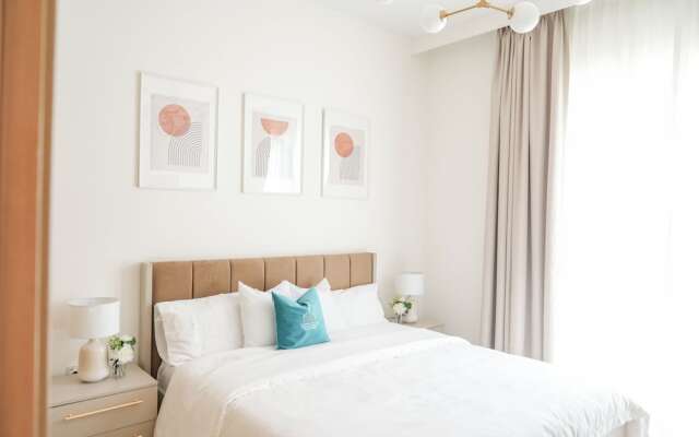Yogi - Elegant Apartment With Balcony Amidst Vibrant Area
