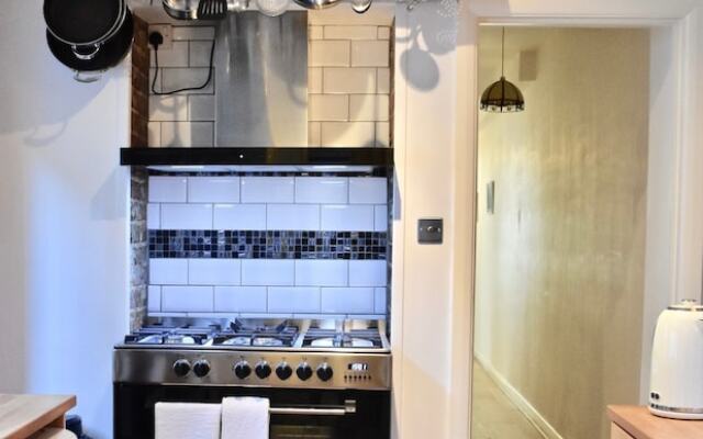 Spacious 1 Bedroom Flat Near The Beach