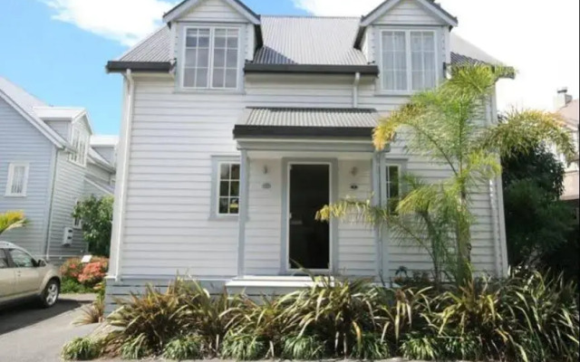Settler's Cottage