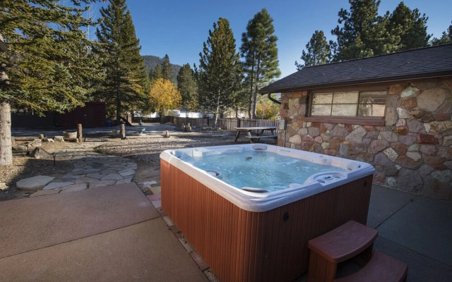 Lakefront Home, Private Hot Tub,marina..