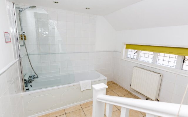 De Rougemont Manor Hotel & Suites
